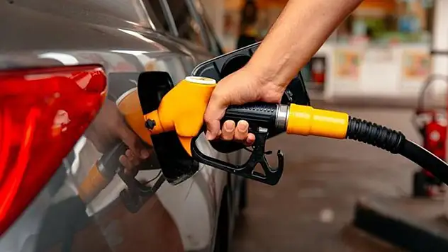 Benzine indirim, motorine zam bekleniyor