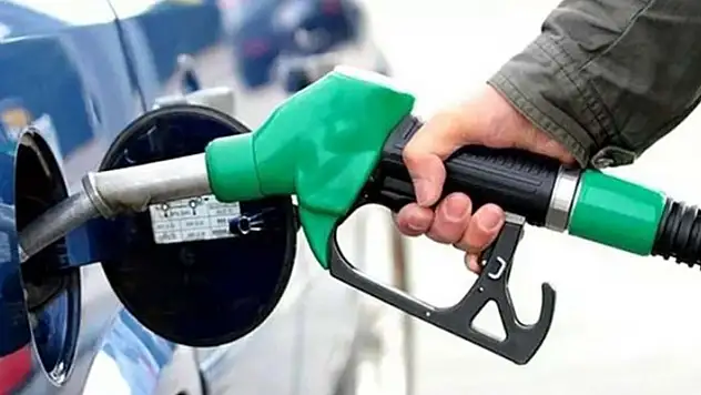 Benzine mini indirim: Bu gece 25 kuruş ucuzlayacak