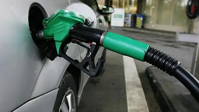 Benzine ve motorine zam pompadan döndü