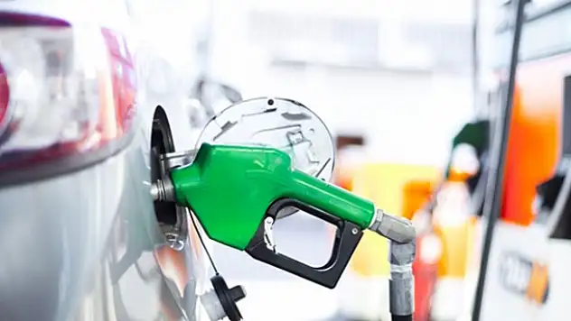 Benzine zam geliyor! Bu gece yarısı...