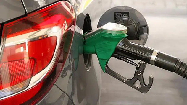Benzine zam İran sokaklarını karıştırdı!