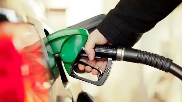 Benzinin litre fiyatına 1 lira 45 kuruş zam