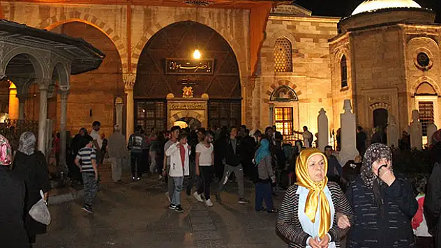 Berat Kandili'nde vatandaşlar Mevlana'ya akın etti
