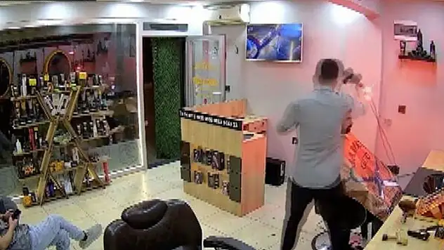 Berberde korku dolu anlar! Fön makinesi alev aldı... 