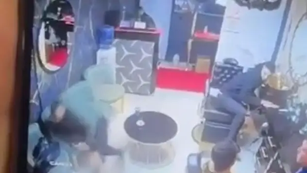 Berberde sıra beklerken husumetlisi tarafından  tabancayla vuruldu o anlar kamerada

