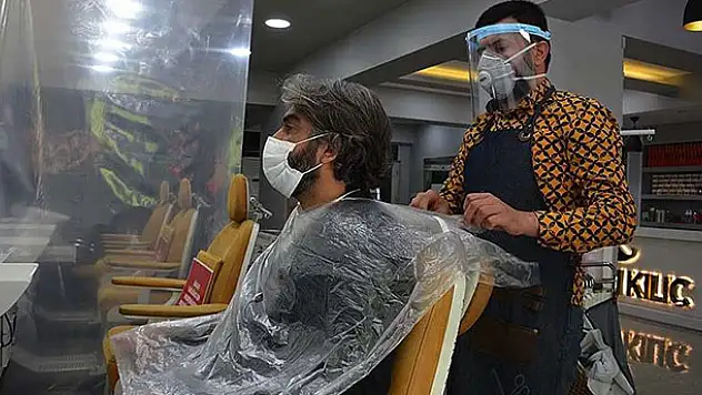 Berberler, kuaförler ve AVM'ler açıldı
