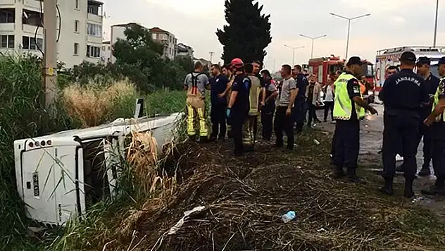 Bergama'da cezaevi nakil aracı devrildi: Sürücü ve 10 asker yaralı
