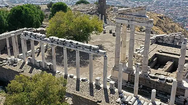 Bergama'daki yüzey araştırmalarında yaklaşık 4 bin 500 yıllık tanrıça figürü bulundu