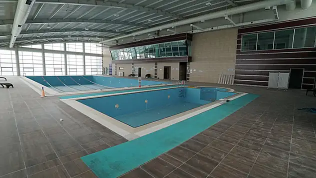 Berlika Parkı içerisinde bulunan spor tesisi baştan sona yenileniyor