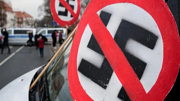 Berlin'de 80'den fazla otomobilin üzerine gamalı haç çizildi