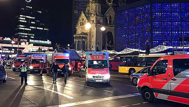 Berlin'de kamyon pazar yerine girdi: 12 ölü