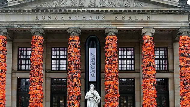 Berlin Konser Evi sütunları can yelekleriyle donatıldı