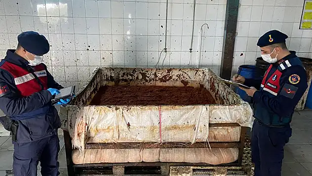 Besi çiftliğinde sağlıksız koşullarda ürettikleri salçayı vatandaşa yedireceklerdi
