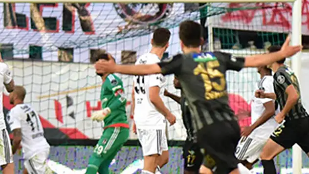 Beşiktaş direkten döndü!