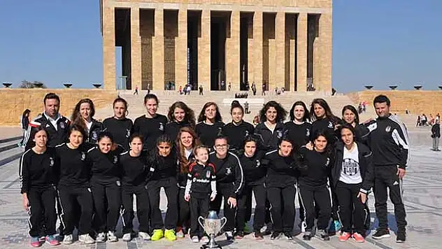 Beşiktaş Kadın Futbol Takımı, Anıtkabir'i ziyaret etti