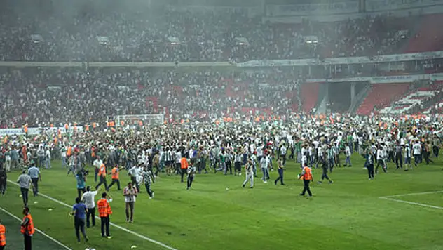 Beşiktaş-Konyaspor maçında sahaya bıçak atan şüpheli serbest bırakıldı