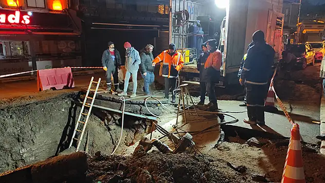 Beşiktaş'ta ana isale hattı patladı, trafik durdu

