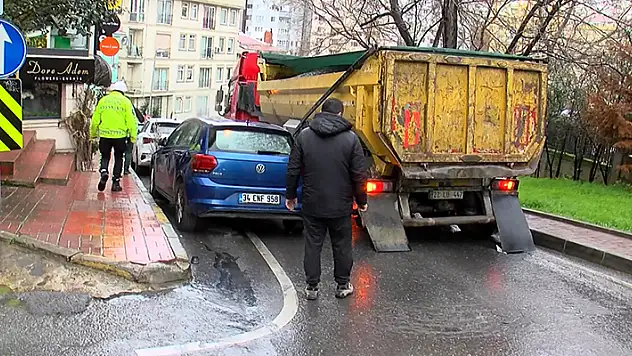 Beşiktaş'ta hafriyat kamyonunun tekeri fırladı: 1 öğrenci yaralandı, 3 araç hasar gördü