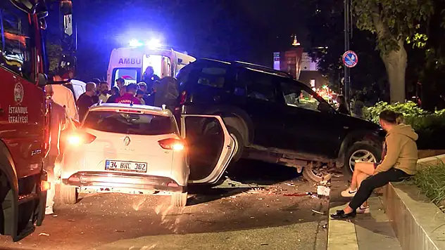 Beşiktaş'ta, kontrolden çıkan otomobil 5 araca çarptı kaza sonrası kavga kamerada
