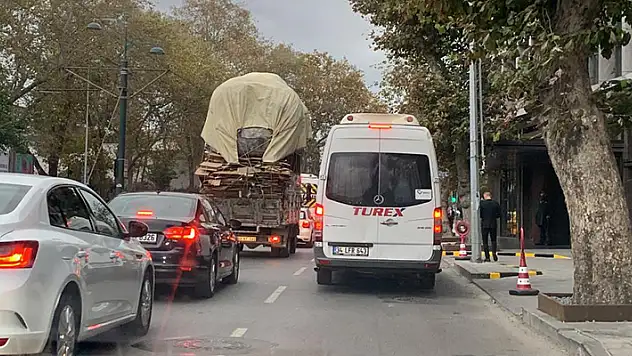 Beşiktaş'ta aşırı yüklü kamyon tehlike saçtı: O anlar kamerada
