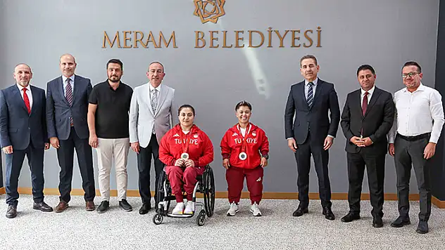 Besra ve Sibel madalyalarıyla Başkan Kavuş'u ziyaret etti
