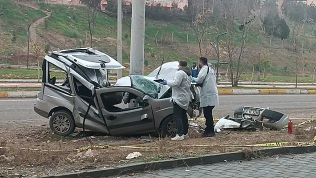 Beton direğe çarpan hafif ticari aracın sürücüsü hayatını kaybetti

