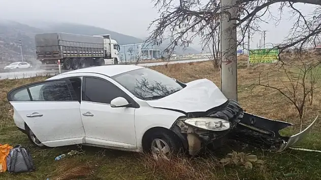 Beton elektrik direğine çarpan otomobilde 3 kişi yaralandı
