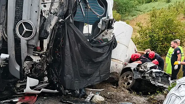 Beton mikseri otomobilin üzerine devrildi: 1 ölü, 1 yaralı