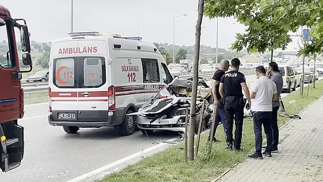 Beton mikserinin otomobilin üstüne devrildiği kazada 4 kişi öldü, 3 kişi yaralandı

