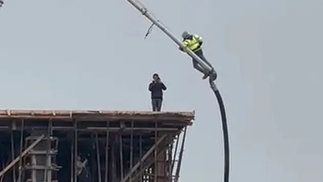 Beton pompasının üstüne uzanıp adeta ölüme meydan okudu
