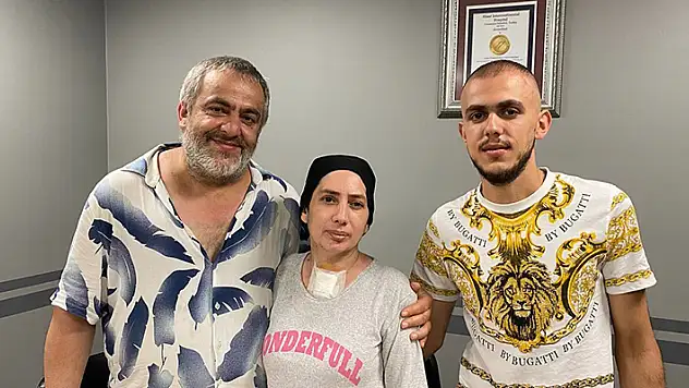 Beyin kanaması nedeniyle sesini kaybeden kadın, iki ay sonra konuşmaya başladı
