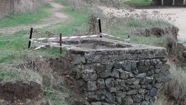Beykoz'da iki genç beton kapak kırılınca kuyuya düştü!