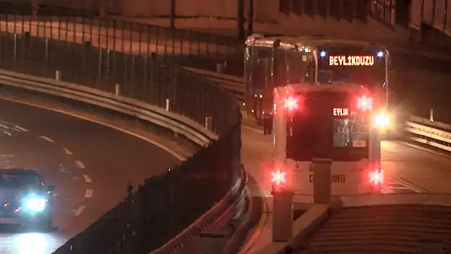 Beylikdüzü'nde arızalanan metrobüsü kontrol eden şoför, başka metrobüsün çarpmasıyla öldü

