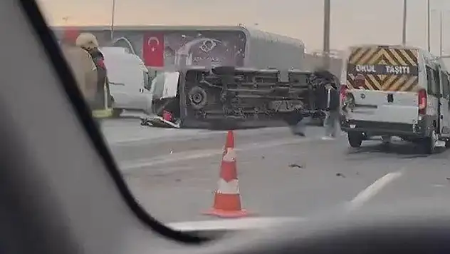 Beylikdüzü'nde servis aracı devrildi: 13 yaralı
