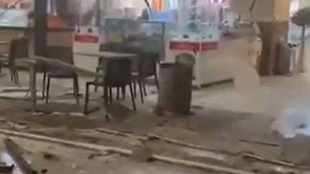 Beylikdüzü'nde AVM'nin yemek katının asma tavanı çöktü: 1 kişi yaralandı