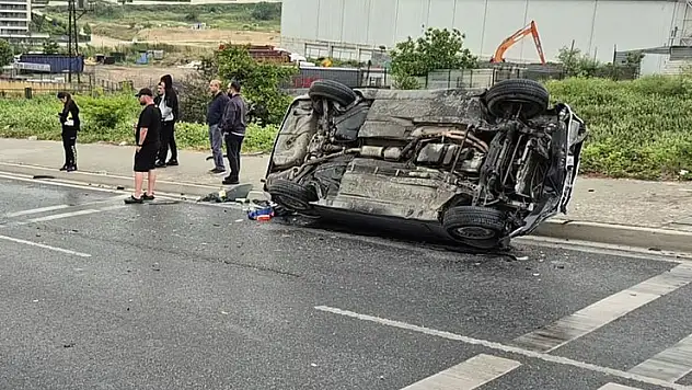 Beylikdüzü'nde kontrolden çıkan araç ters şeride daldı: 1'i ağır 4 yaralı