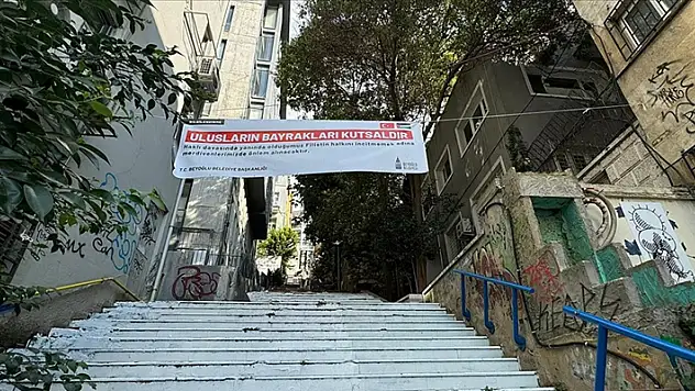 Beyoğlu Belediyesi Cihangir'deki merdivenden Filistin bayrağı renklerini kaldırdı
