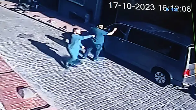 Beyoğlu'nda 3'üncü kat penceresinden düşen çocuğun mucize kurtuluşu kamerada

