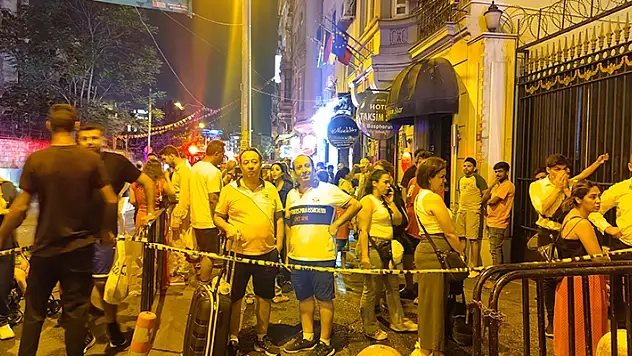 Beyoğlu'nda 9 katlı otelde yangın: 2 kişi dumandan etkilendi
