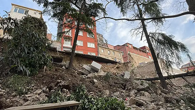 Beyoğlu'nda istinat duvarının çökmesi sonucu 3 bina boşaltıldı
