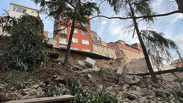 Beyoğlu'nda istinat duvarının çökmesi sonucu 3 bina boşaltıldı

