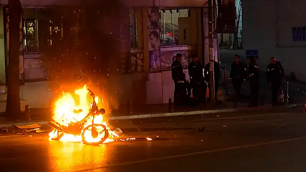 Beyoğlu'nda, polis denetimi sırasında sinir krizi geçiren sürücü motosikletini ateşe verdi
