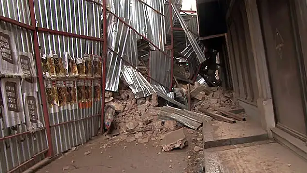 Beyoğlu'nda tadilat halindeki binada çökme meydana geldi