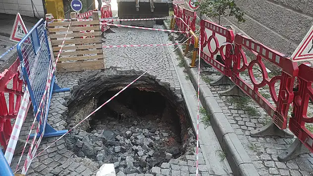 Beyoğlu'nda yol çöktü