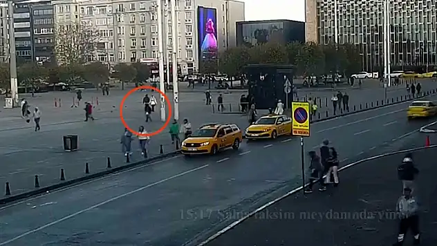 Beyoğlu'ndaki bombalı saldırıyı yapan teröristin olay yerine geliş görüntülerine ulaşıldı
