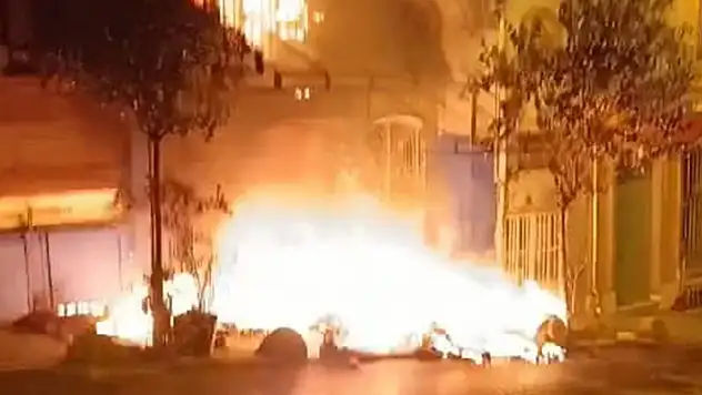 Beyoğlu'ndaki tarihi Gueive Han'da yangın mahsur kalan kişi kurtarıldı

