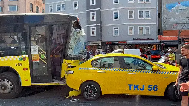 Beyoğlu'nda freni patlayan İETT otobüsü zincirleme kazaya neden oldu: 4 yaralı