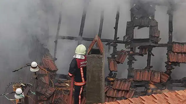 Beypazarı'nda 3 ahşap ev yandı