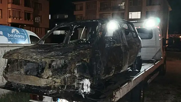 Beypazarı'nda otomobil seyir halindeyken alev aldı 4 kişilik aile son anda kurtuldu
