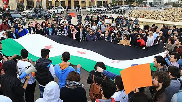 Beyrut'ta Suriyeli muhaliflere destek gösterisi